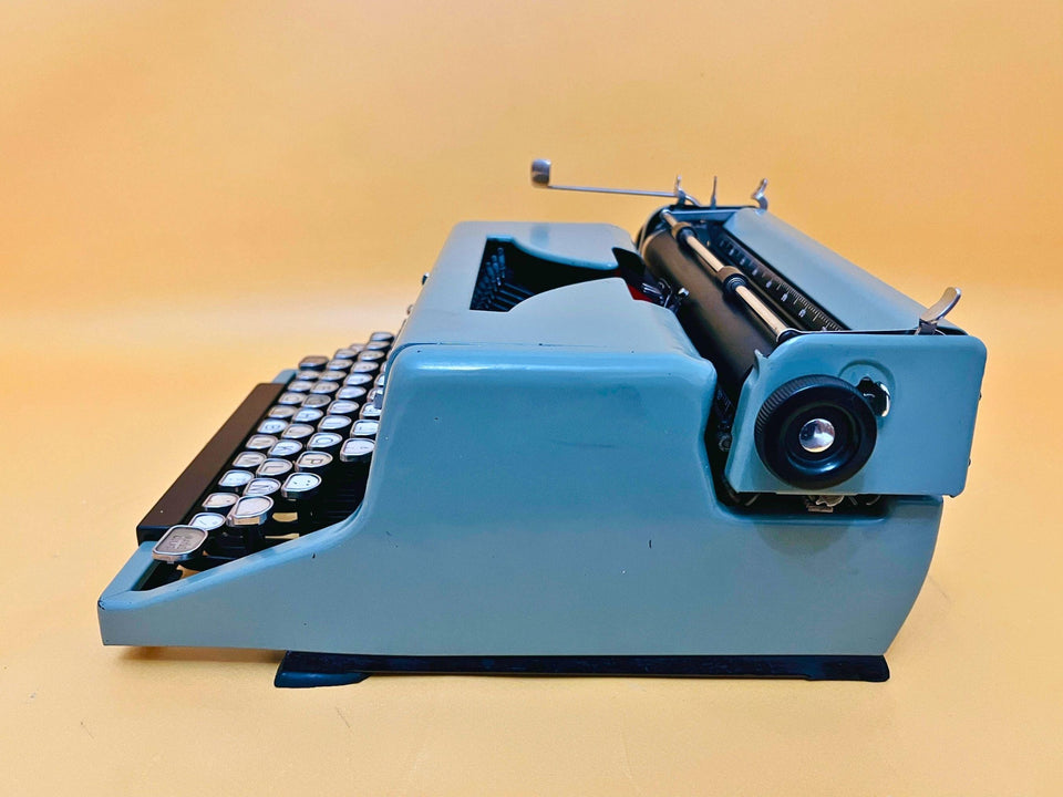 Vintage Blue Royal Quiet De Luxe | Fully Working QWERTY Manual | 1950s Retro