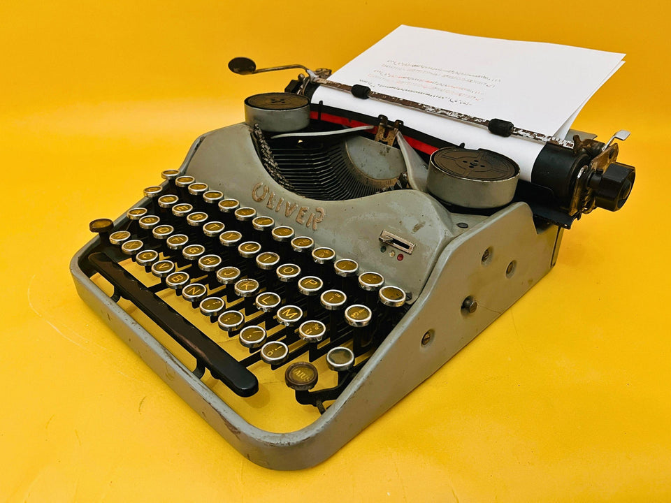 Working 1920s Oliver Typewriter - Gray Retro Metal Machine - QZERTY Modernist Decor