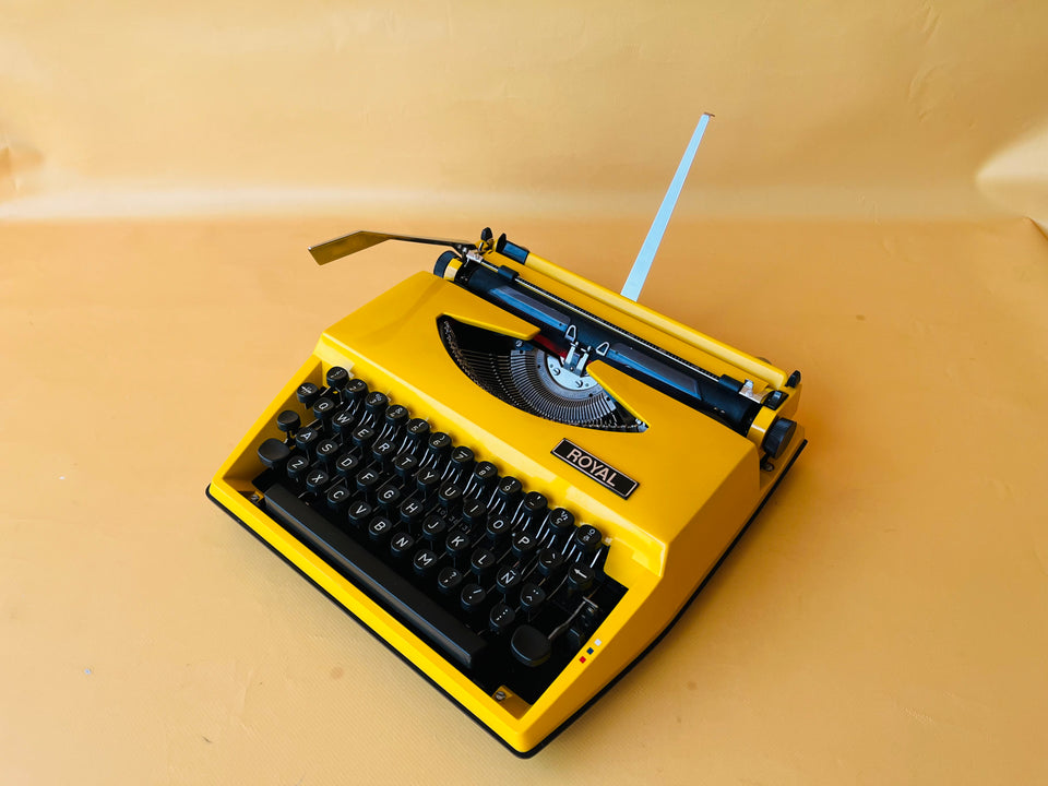 Royal Sahara Portable Typewriter Yellow  – Spanish QWERTY – With Case – Serviced & Working