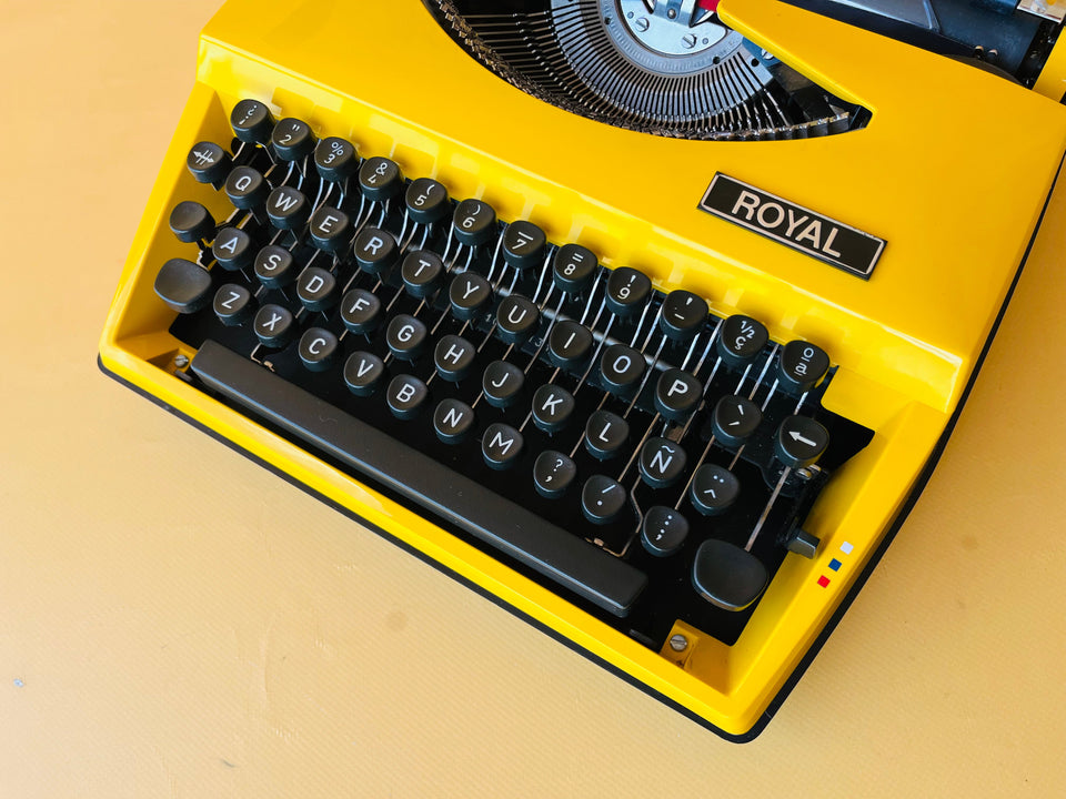 Royal Sahara Portable Typewriter Yellow  – Spanish QWERTY – With Case – Serviced & Working