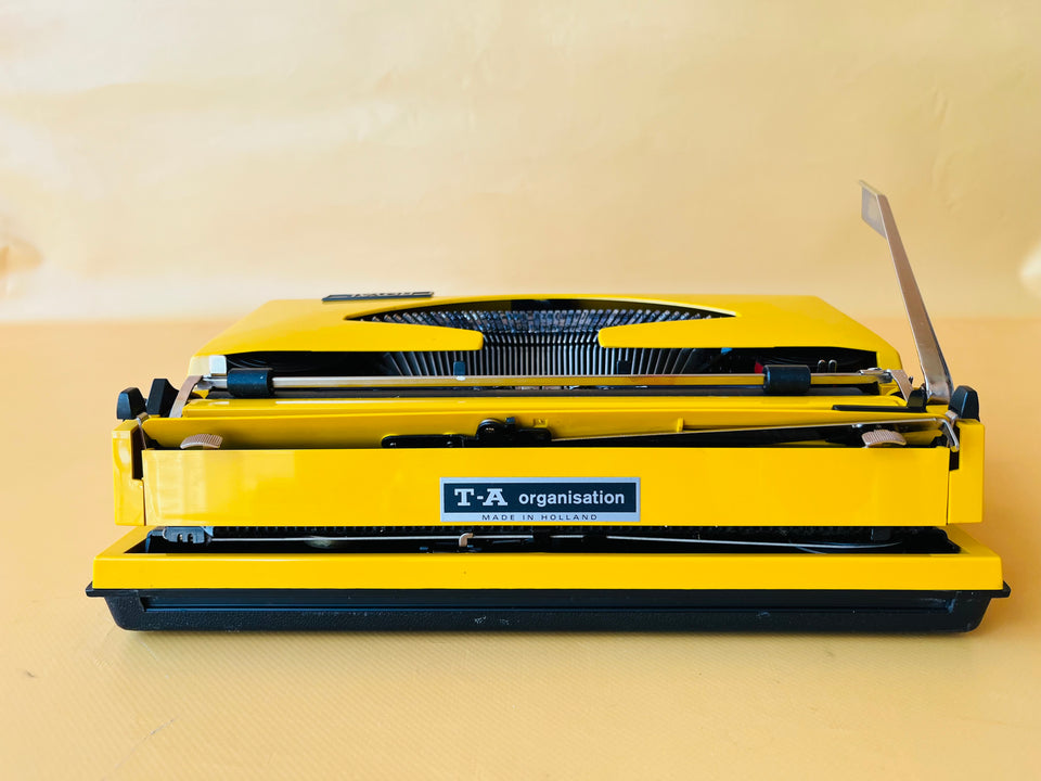 Royal Sahara Portable Typewriter Yellow  – Spanish QWERTY – With Case – Serviced & Working