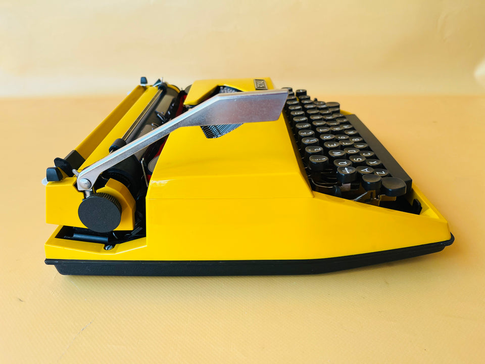 Royal Sahara Portable Typewriter Yellow  – Spanish QWERTY – With Case – Serviced & Working
