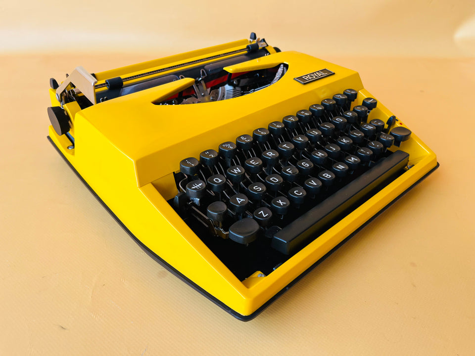 Royal Sahara Portable Typewriter Yellow  – Spanish QWERTY – With Case – Serviced & Working