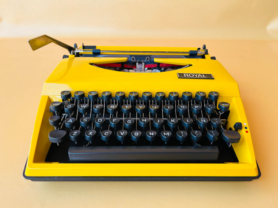 Royal Sahara Portable Typewriter Yellow  – Spanish QWERTY – With Case – Serviced & Working