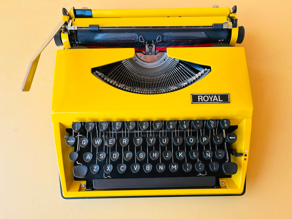 Royal Sahara Portable Typewriter Yellow  – Spanish QWERTY – With Case – Serviced & Working
