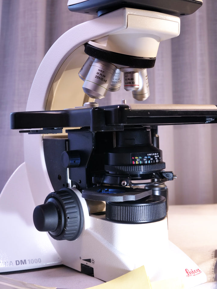 Leica Microsystems DM1000 clinical laboratory microscope with 5 objectives