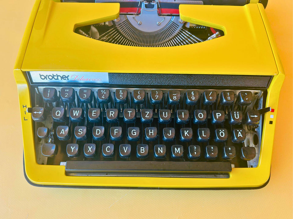 Brother Deluxe 800 Portable Typewriter - Working 1970s Yellow - QWERTZ with Case