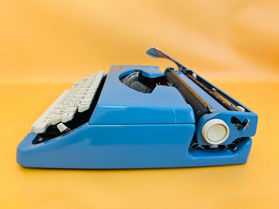 Nogamatic 400 Typewriter – 1970s Blue Manual Typewriter with Case