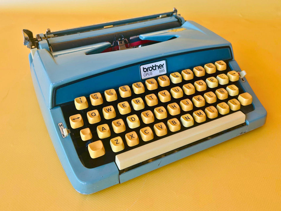 Brother Opus 885 Typewriter – 1970s Blue Manual Portable Typewriter from Japan