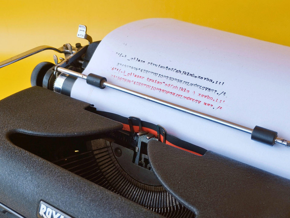 Royal portable typewriter typing sample AZERTY typeface 1930s black