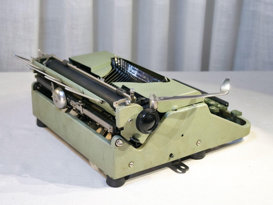 Rare Green Juwel Typewriter - Working 1930s German Manual - QWERTZ with Case