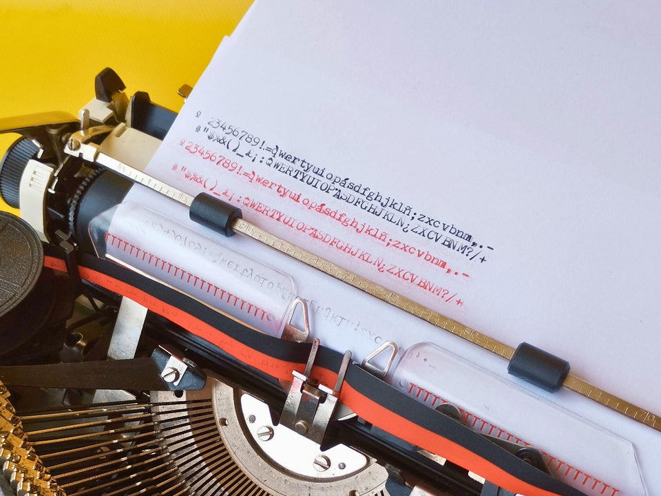 Elsa Gilet 200 typing sample QWERTY typeface white typewriter