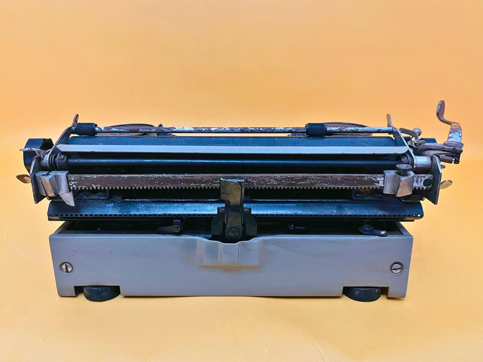 Working 1920s Oliver Typewriter - Gray Retro Metal Machine - QZERTY Modernist Decor