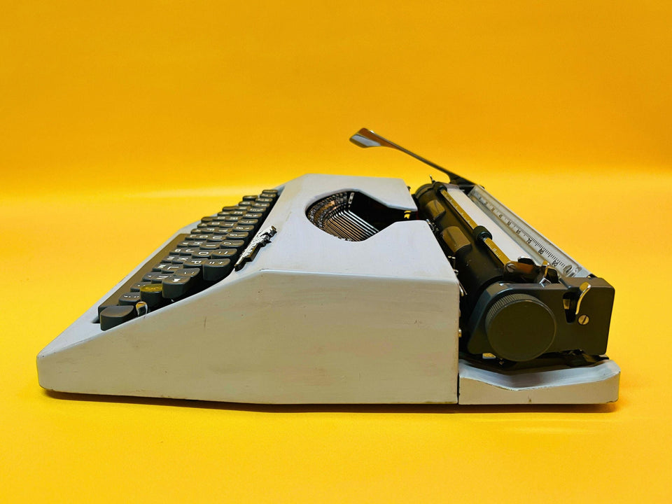 Flying Fish PSQ Typewriter – Manual Typewriter with Case and Instructions, Rare Chinese Model