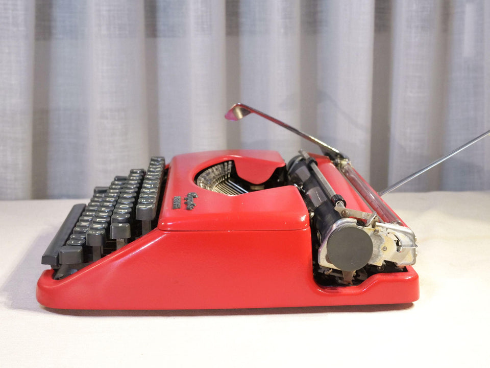 Olympia Splendid 33 Portable Typewriter - Working 1970s Manual - Red with Case