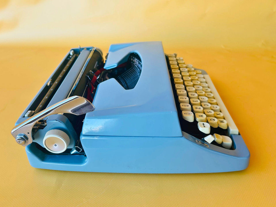 Brother De Luxe Portable Typewriter - Working 1970s Manual - Blue AZERTY