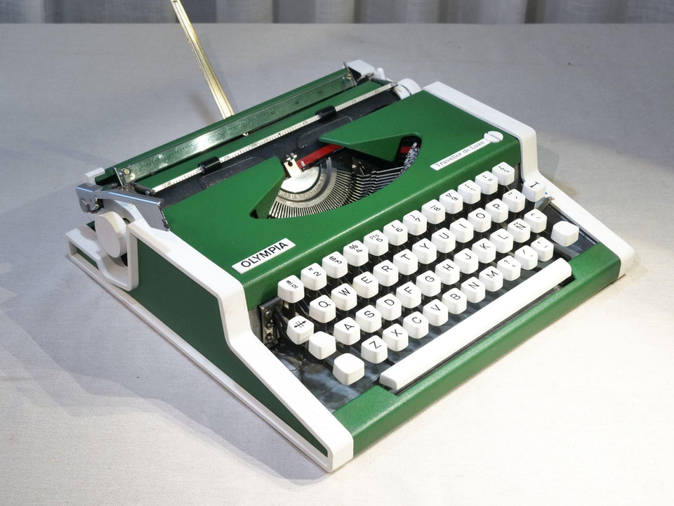 Olympia Traveller De Luxe Typewriter – 1970s Green Portable Manual Typewriter with Case