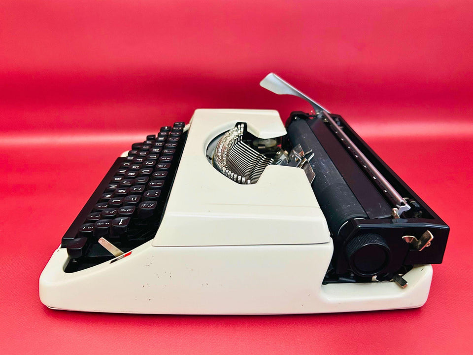 MOffice Deluxe 1300 Typewriter – 1970s White Manual Typewriter with Case