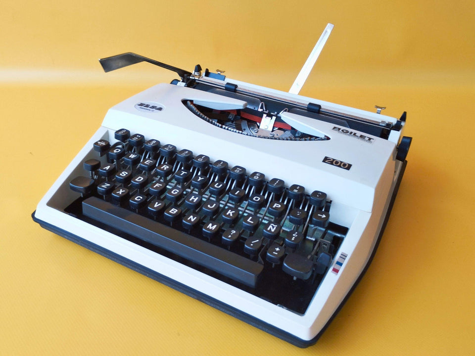 Elsa Gilet 200 white portable typewriter vintage model QWERTY