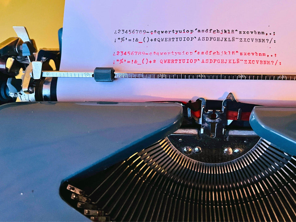Amaya Deluxe typing sample QWERTY typeface beige blue typewriter