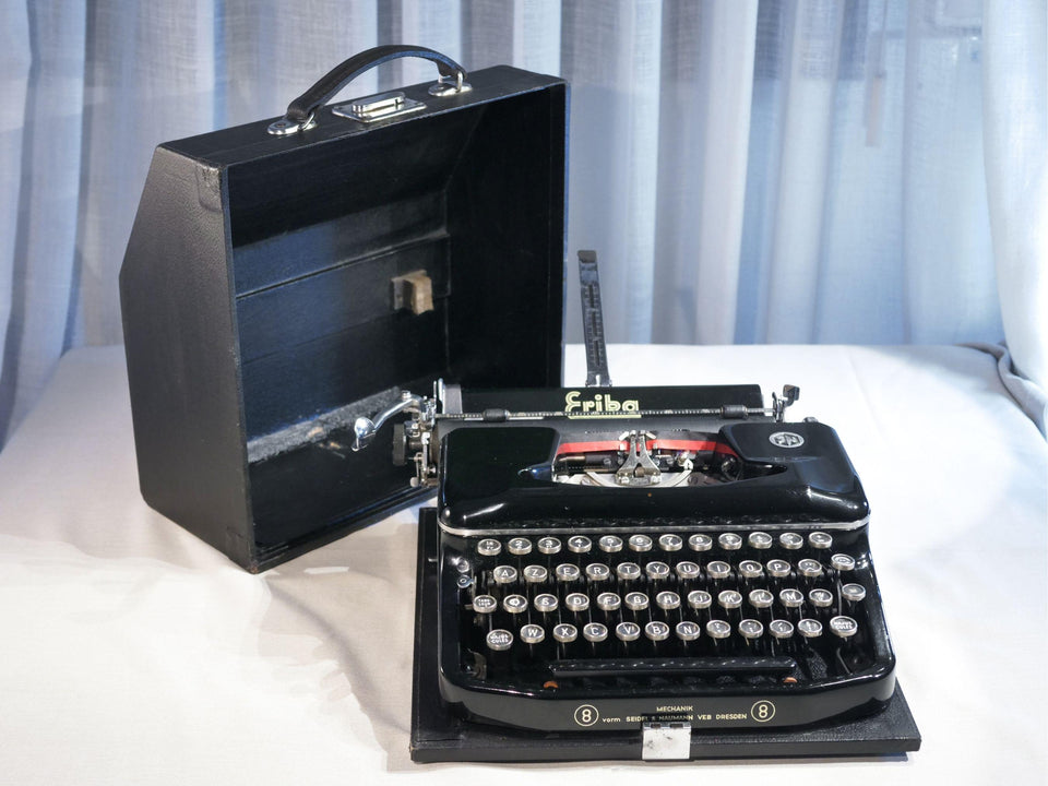 Erika Model 8 Manual Typewriter - Working 1930s German Machine - AZERTY Black Gloss