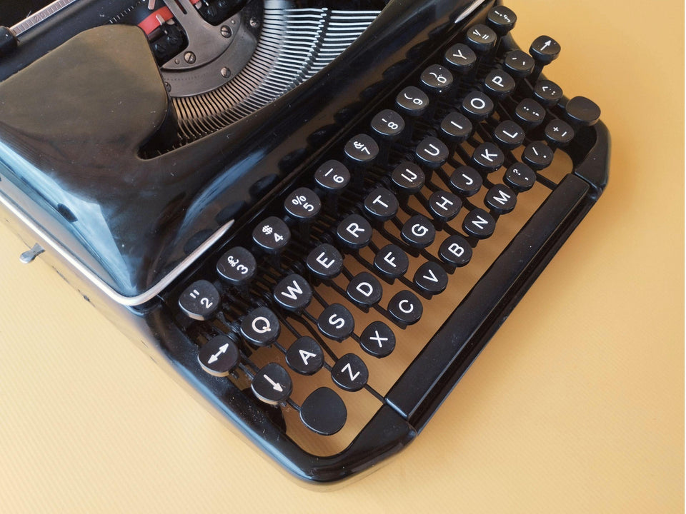 Erika typing sample QWERTY keys black