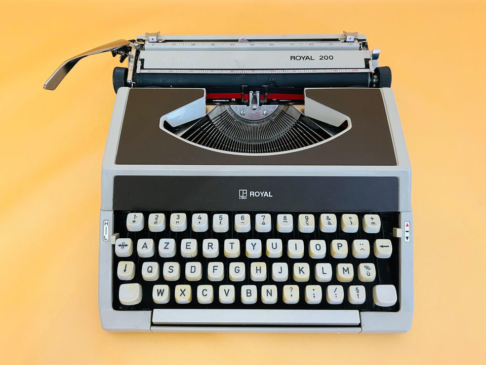 Royal 200 keyboard detail AZERTY keys close-up metal typewriter