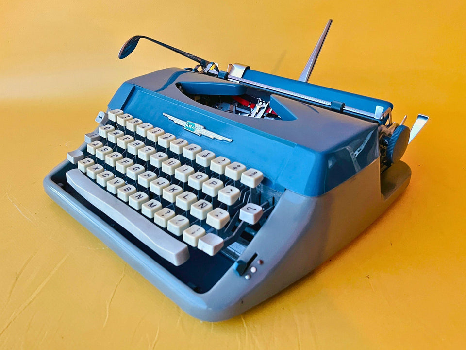 Amaya Deluxe beige and blue portable typewriter QWERTY