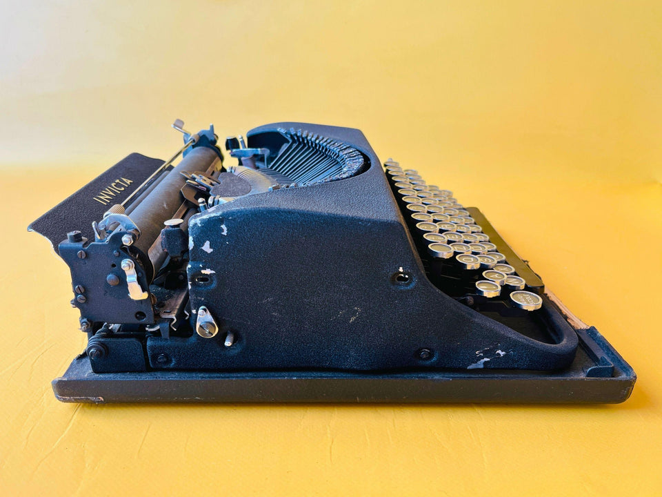Vintage Invicta 1950s Black Typewriter – Manual Decorative Italian Typewriter