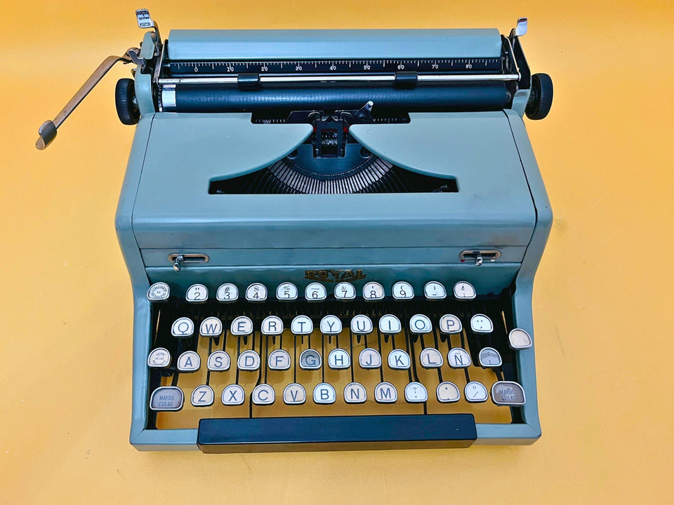 Vintage Blue Royal Quiet De Luxe | Fully Working QWERTY Manual | 1950s Retro