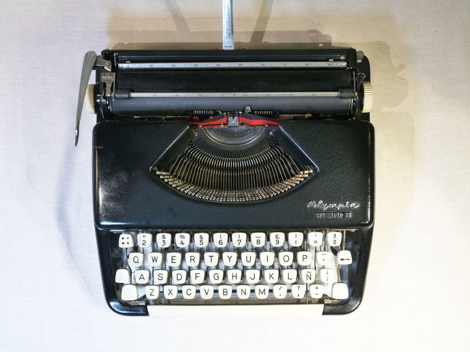 Olympia Splendid 33 keyboard detail QWERTY keys close-up