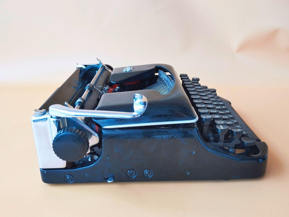 Vintage Erika 1930s Typewriter | Fully Working QWERTY Manual | German Engineering Black