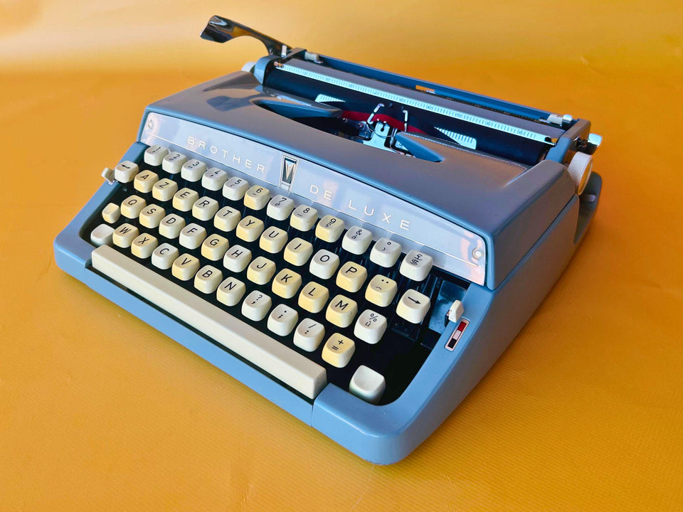 Brother Deluxe blue portable typewriter AZERTY