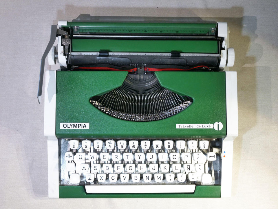 Olympia Traveller Deluxe keyboard detail QWERTY keys close-up