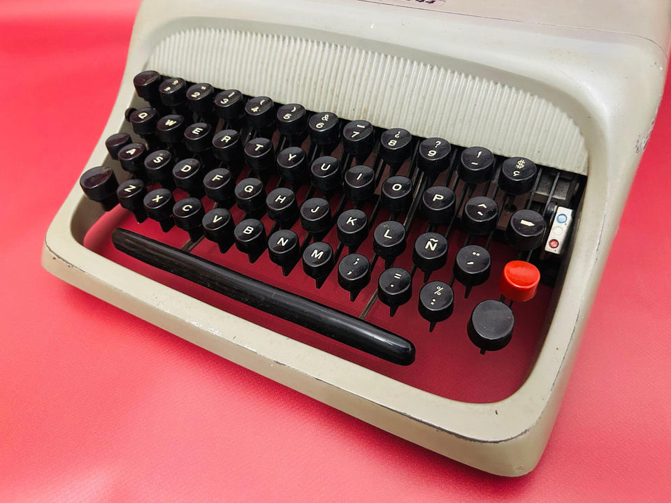 Olivetti Studio 44 Typewriter – Gray Manual Portable Vintage Typewriter