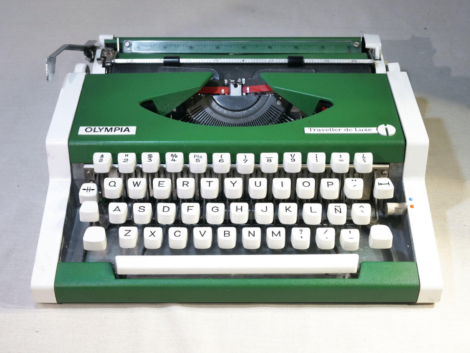 Olympia Traveller De Luxe Typewriter – 1970s Green Portable Manual Typewriter with Case