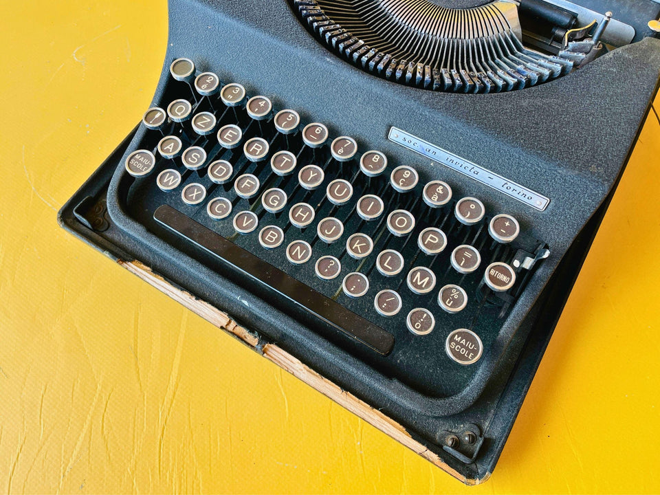Vintage Invicta 1950s black Italian typewriter decorative display